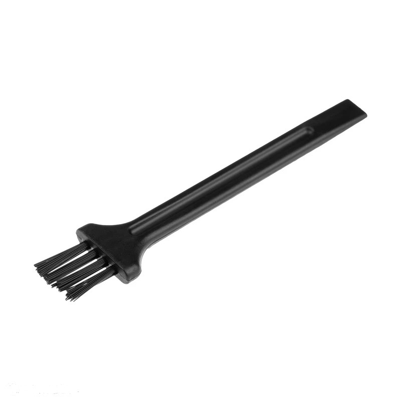 نمای نزدیک تیغه‌های تیز ماشین اصلاح Rozeti 3010