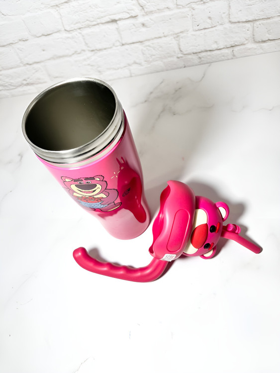 ماگ کودکانه با طراحی جذاب خرس توتفرنگی مناسب نوشیدنیهای سالم