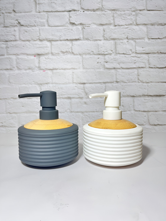 ظرف مایع پمپی شیک با رنگ مات و پایه چوبی