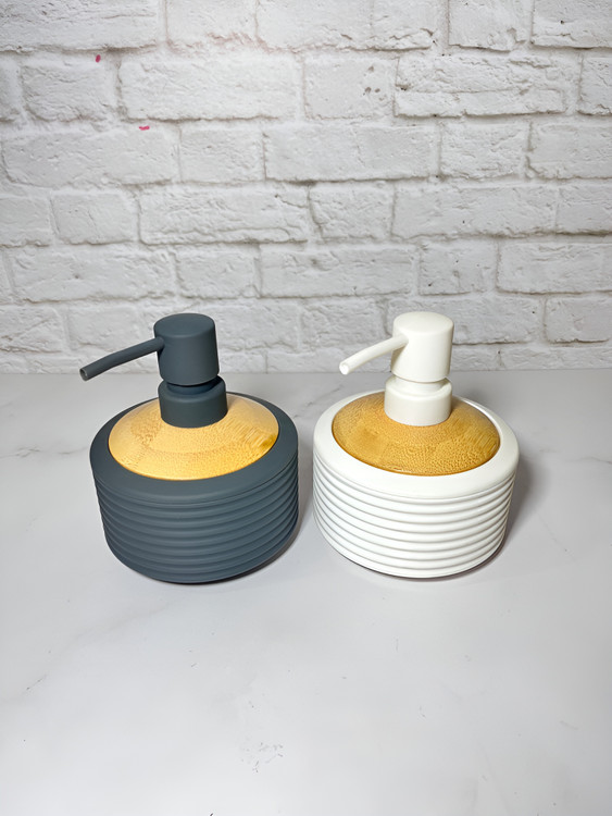 ظرف مایع پمپی مقاوم با پوشش مات و طرح چوب