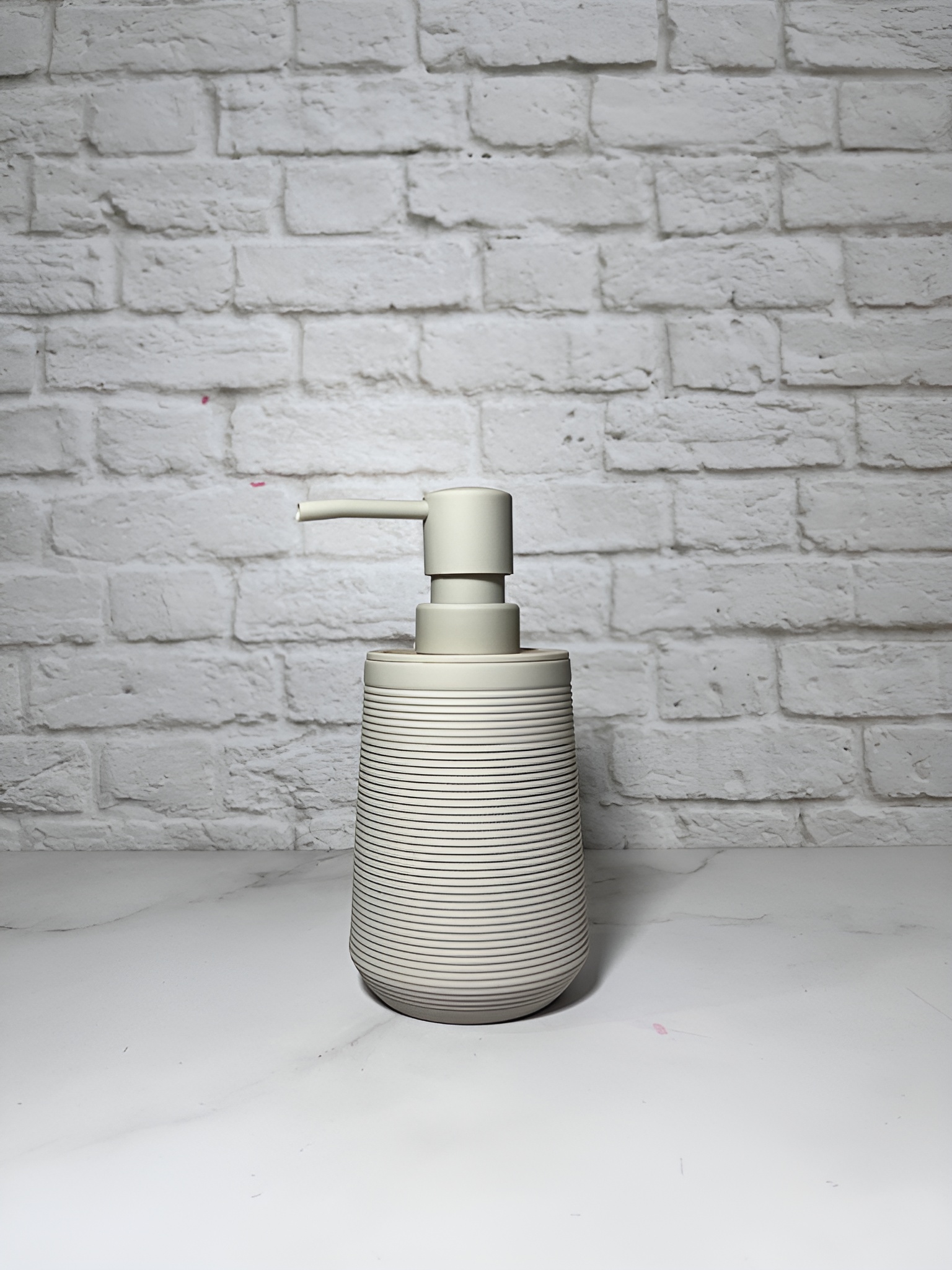 جا مایع پمپی کاربردی با بدنه خط‌دار افقی