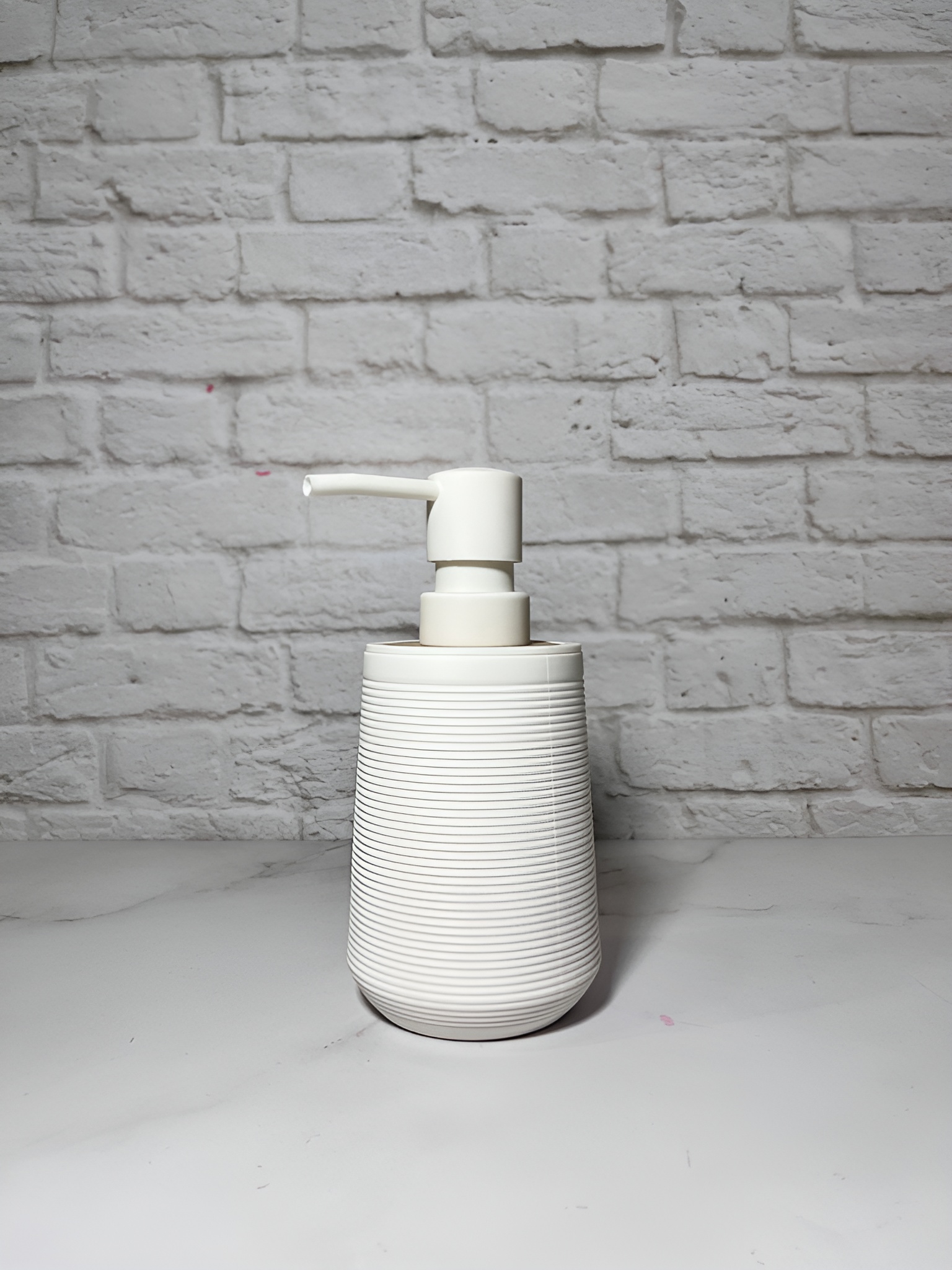 ظرف مایع دستشویی دکوری با شیارهای افقی