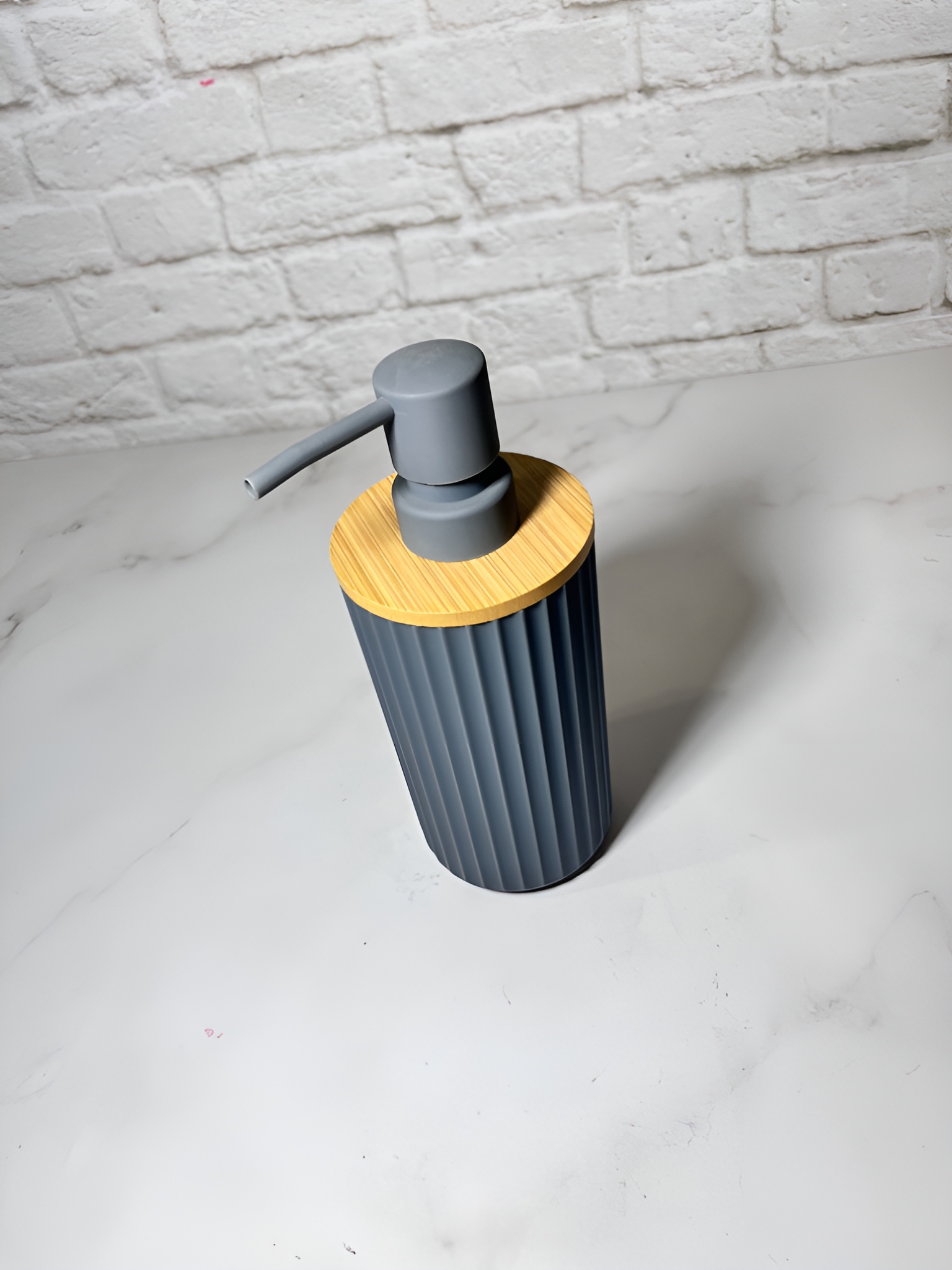 ظرف مایع دستشویی مدرن طوسی شیاردار با پمپ مقاوم