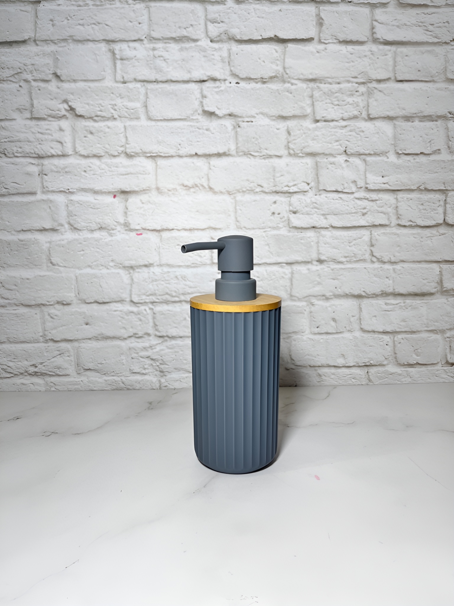 جا مایع پمپی شیاردار طوسی با طراحی شیک و کاربردی