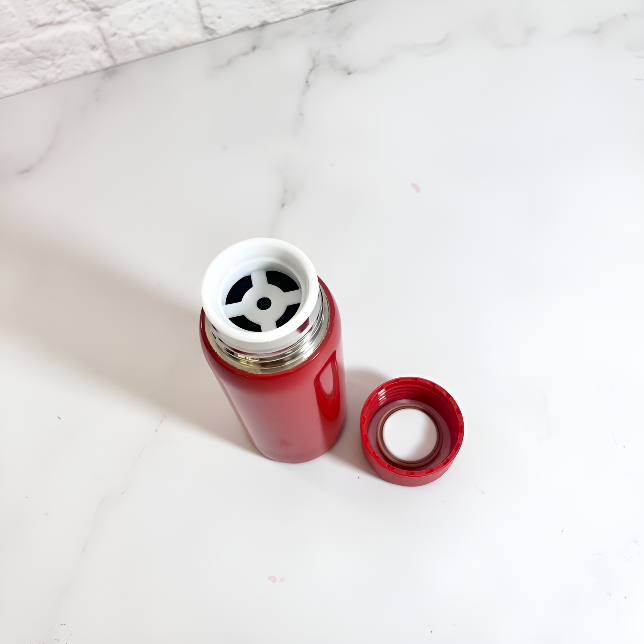 ماگ سفری کوچک رنگی ساده با طراحی سبک و قابل حمل