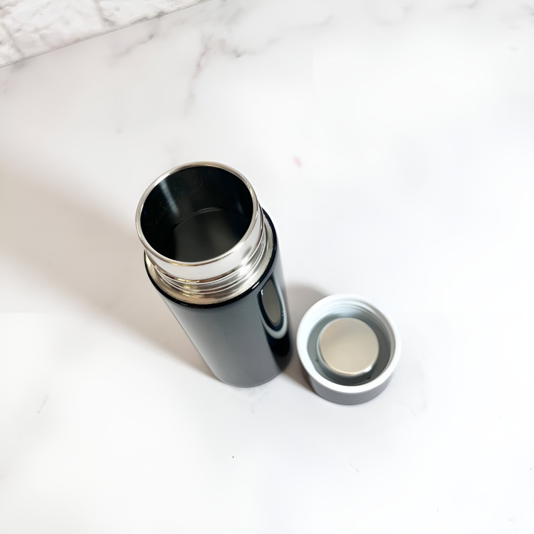 ماگ همراه مشکی مدل ساده سایز کوچک مناسب استفاده روزانه