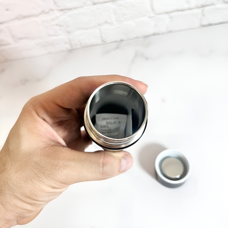 ماگ سفری کوچک مشکی رنگ ساده با طراحی جمعوجور و سبک