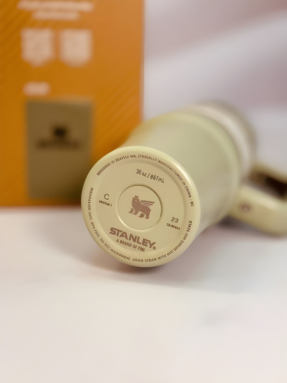 تراول ماگ استنلی Quencher سبز زیتونی حجم ۳۰ oz