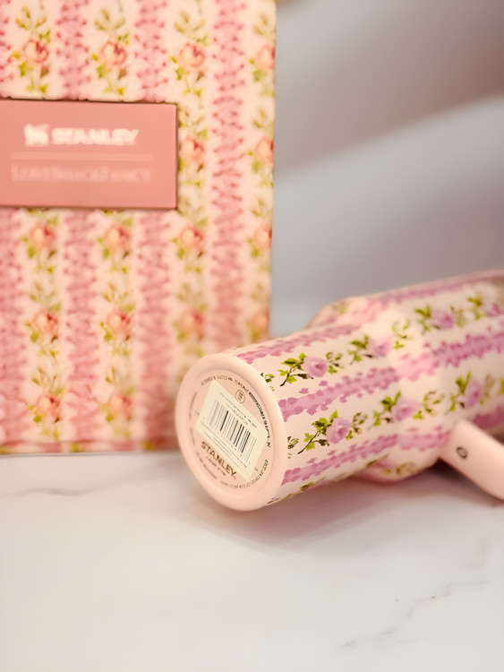 تراول ماگ استنلی Quencher صورتی با طراحی مدرن و کاربردی