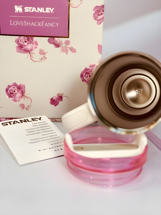 ماگ سفید استنلی Quencher با بستهبندی لوکس