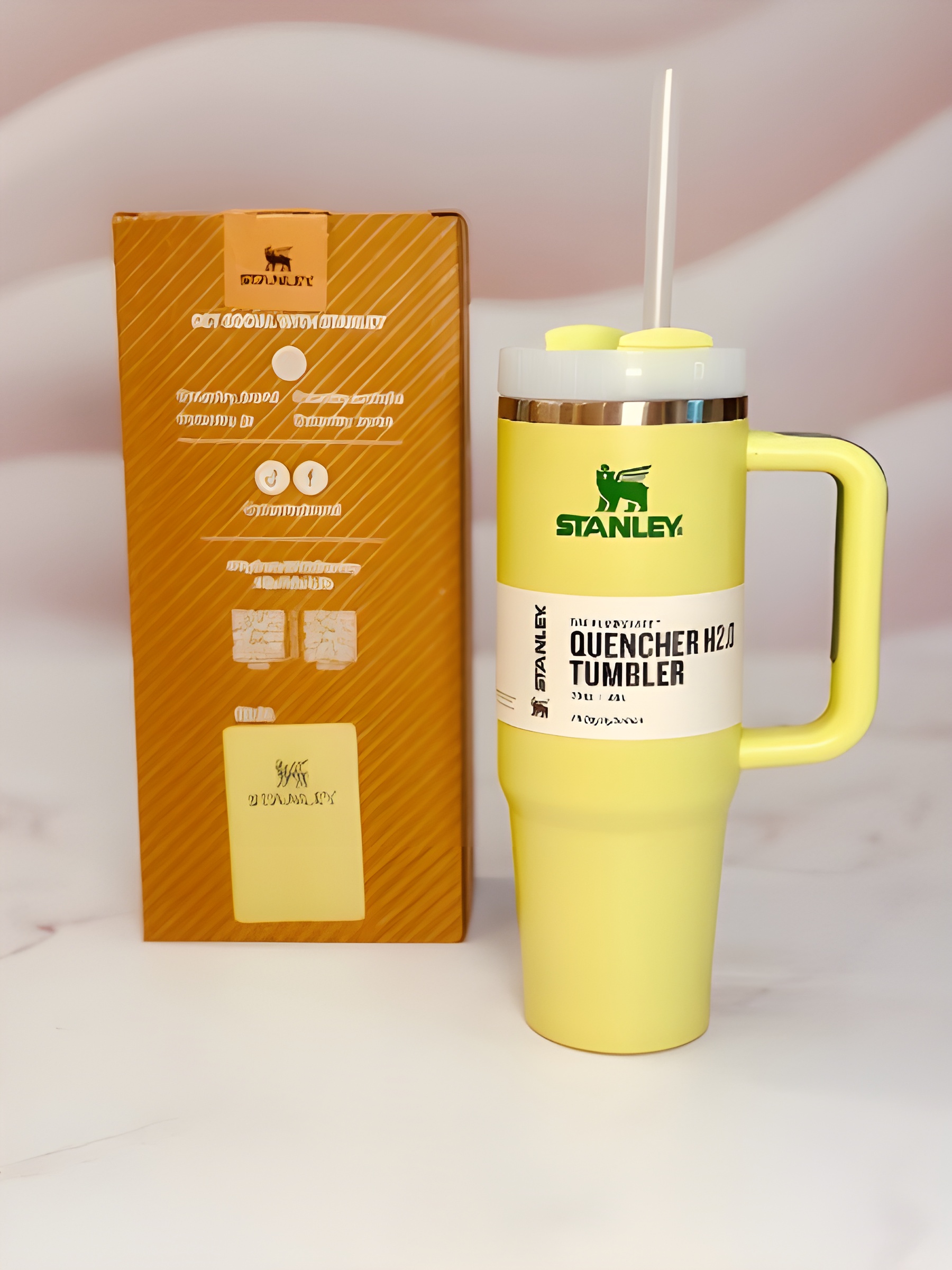 ماگ استنلی Quencher سبز روشن مناسب استفاده روزانه و سفر