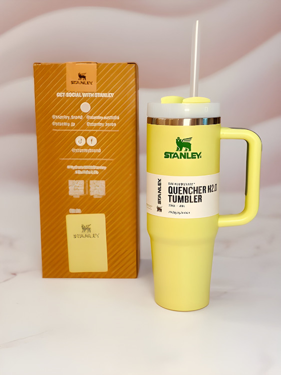 ماگ استنلی Quencher سبز روشن مناسب استفاده روزانه و سفر