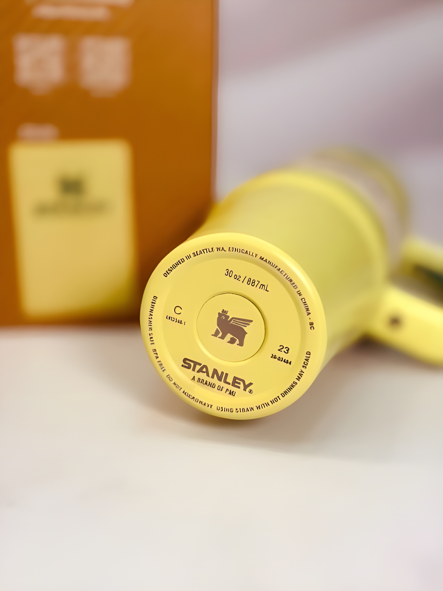 تراول ماگ استنلی Quencher سبز روشن با طراحی مقاوم و شیک