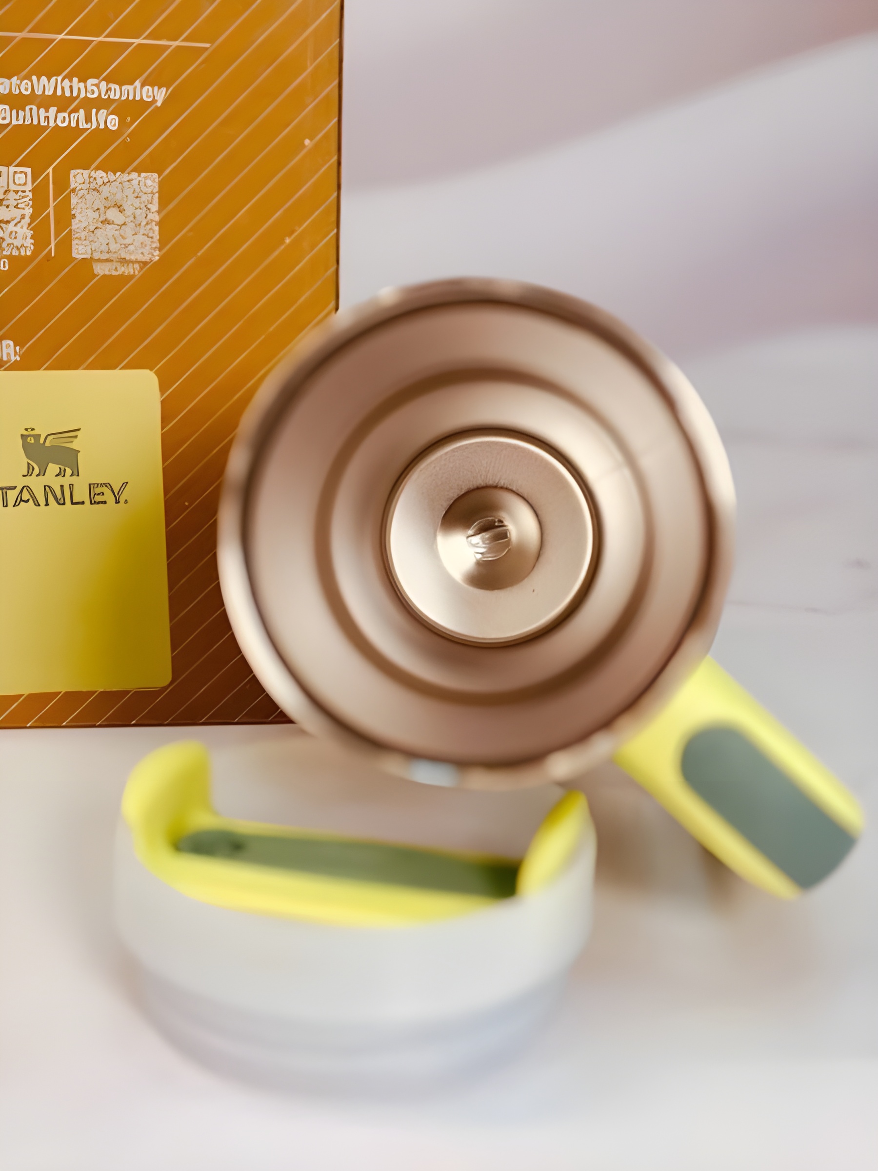 ماگ مسافرتی استنلی Quencher سبز روشن مناسب نوشیدنی‌های گرم و سرد