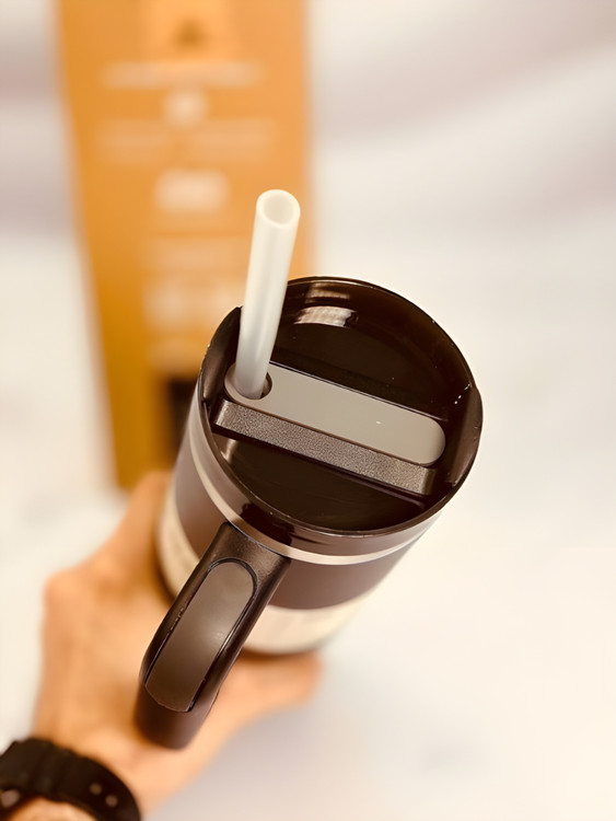 ماگ استنلی Quencher مشکی مناسب استفاده روزانه و سفر