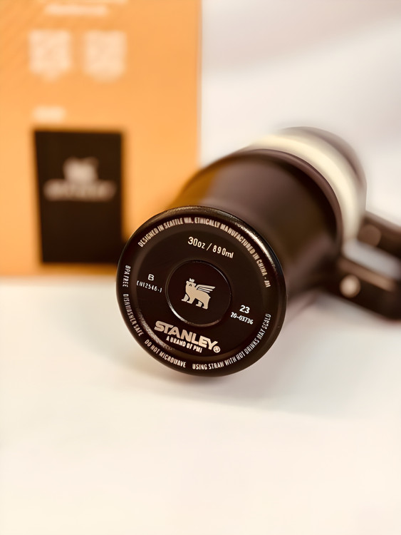 ماگ مسافرتی استنلی Quencher مشکی مناسب نوشیدنیهای گرم و سرد