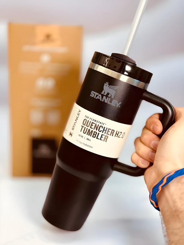تراول ماگ استنلی Quencher مشکی با طراحی مقاوم و مدرن
