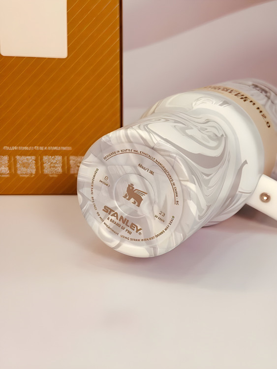 تراول ماگ استنلی Quencher ابروباد با طراحی مقاوم و شیک