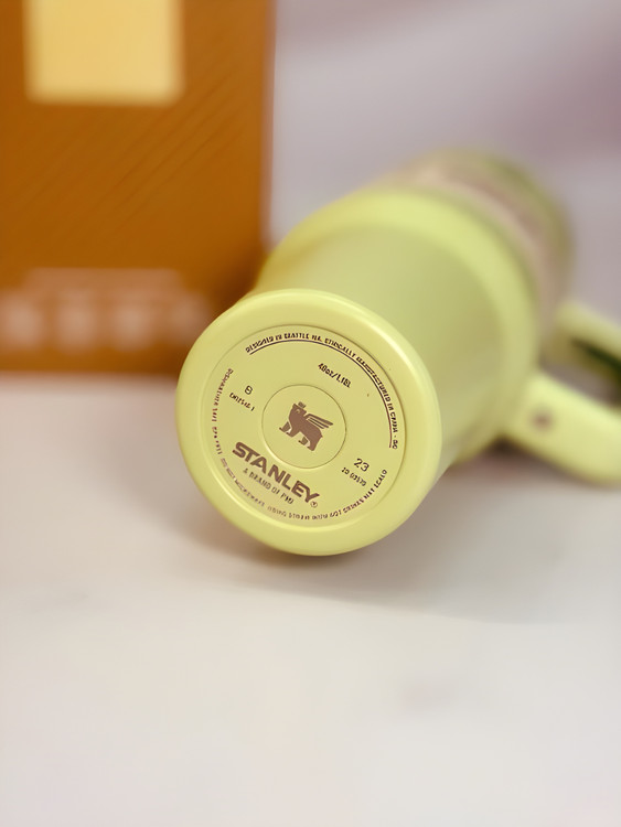 تراول ماگ استنلی Quencher سبز روشن با طراحی مقاوم و شیک