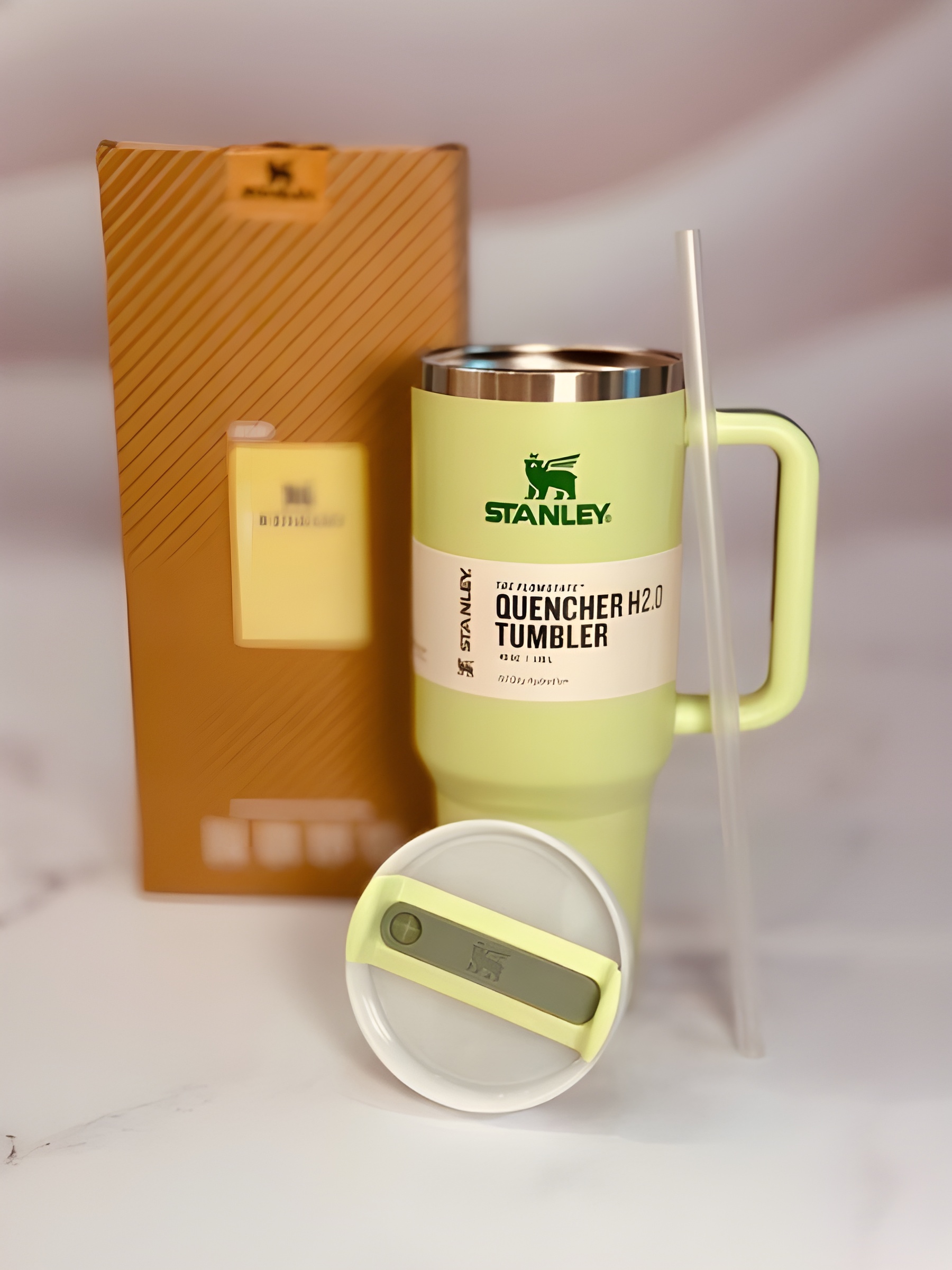 تراول ماگ استنلی Quencher سبز روشن با بسته‌بندی جذاب