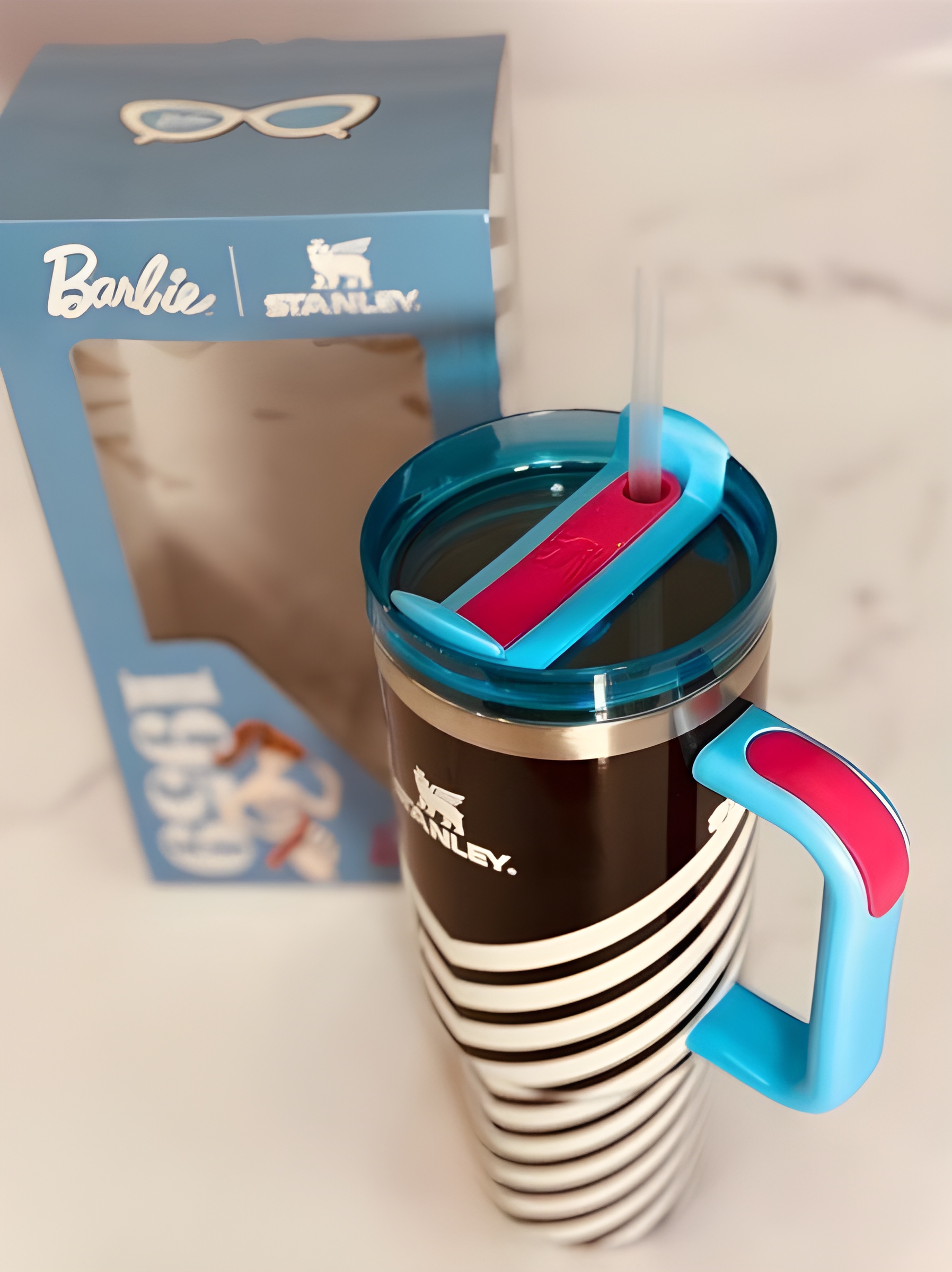 تراول ماگ باربی ۱۹۵۶ با طراحی جذاب و کلاسیک