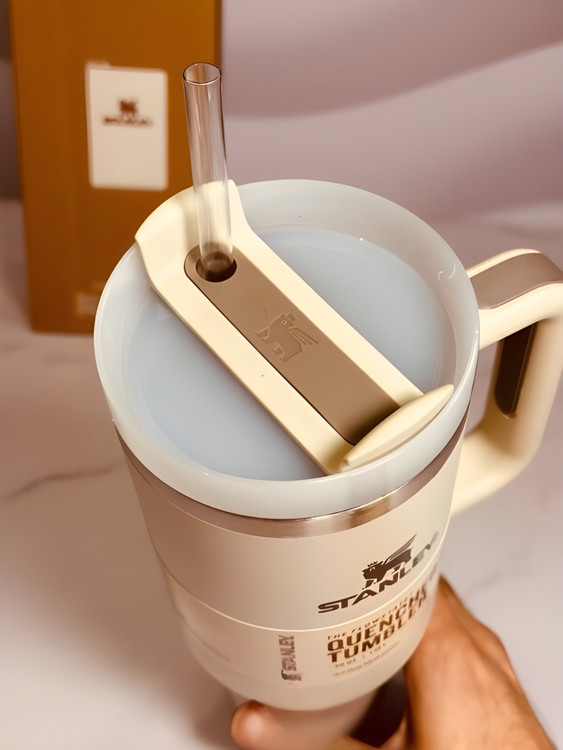 ماگ مسافرتی استنلی Quencher مناسب نوشیدنیهای گرم و سرد