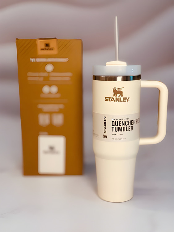 ماگ عایق استنلی Quencher 30 اونس که نوشیدنیها را ساعتها سرد نگه میدارد