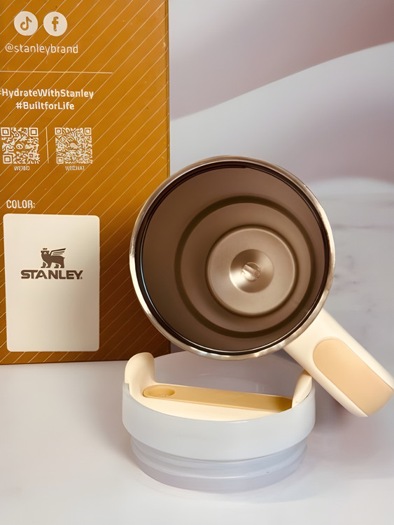 ماگ استنلی Quencher رنگ شیری پر شده با نوشیدنی یخزده