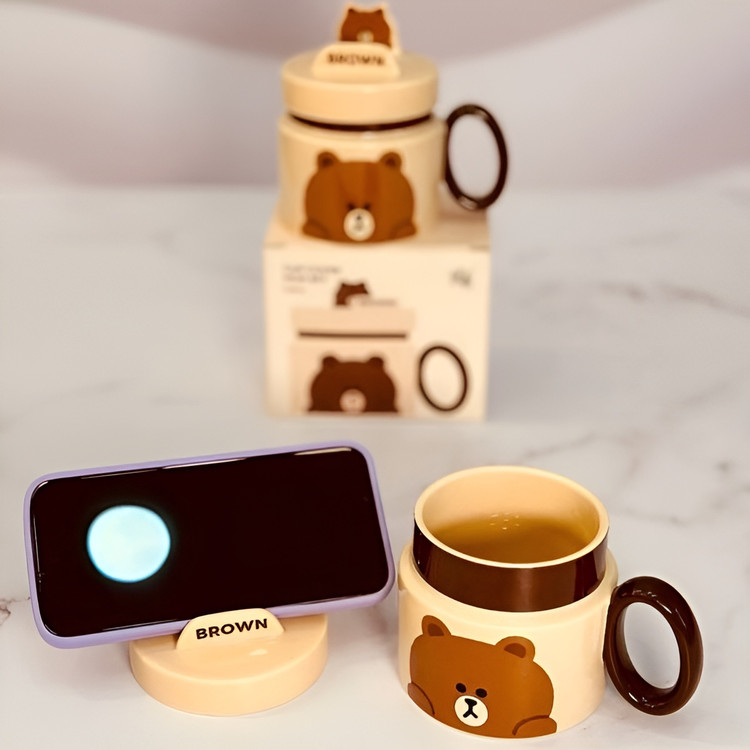 لیوان تدی قهوهای دارای درب سرامیکی و پایه نگهدارنده گوشی