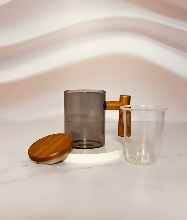 ماگ شیشهای دمنوش با دسته چوبی سبک و شیک