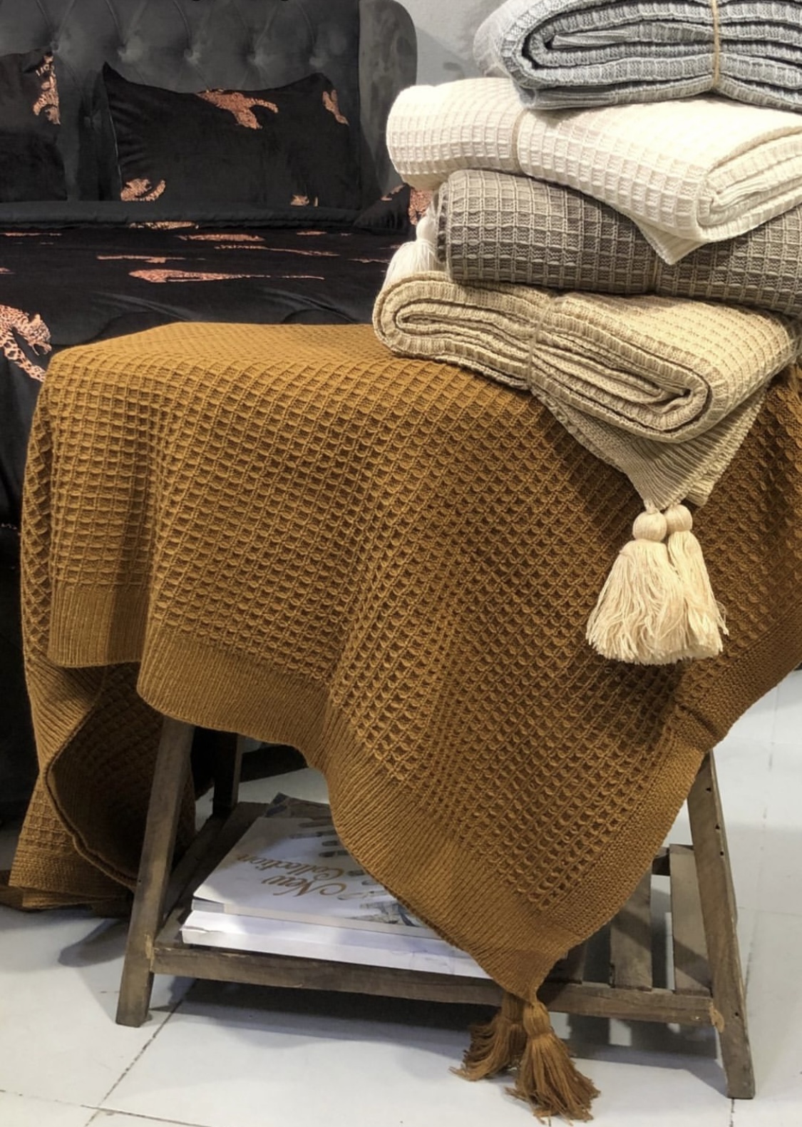 شال مبل بافتی سبک و زیبا برای اتاق نشیمن