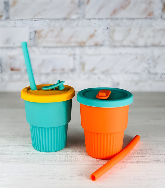 ماگ سیلیکونی سبک و قابل شستشو همراه با نی سیلیکونی