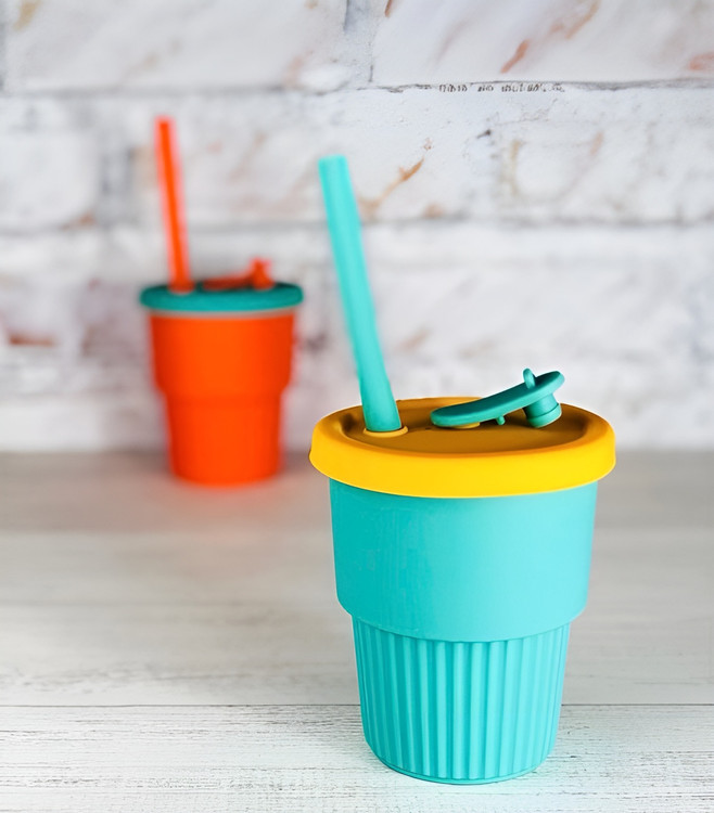 لیوان سیلیکونی سبک و نشکن با نی مخصوص نوشیدنی