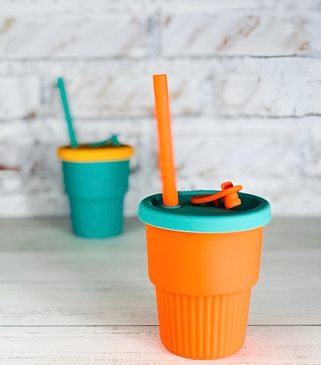 لیوان نشکن سیلیکونی چندبار مصرف با نی نوشیدنی