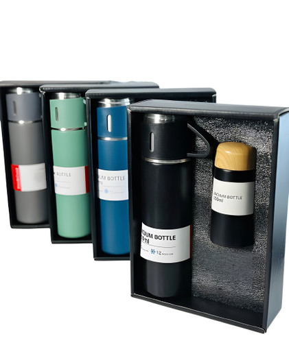 پک کادویی شامل فلاسک و تراول ماگ با طراحی شیک