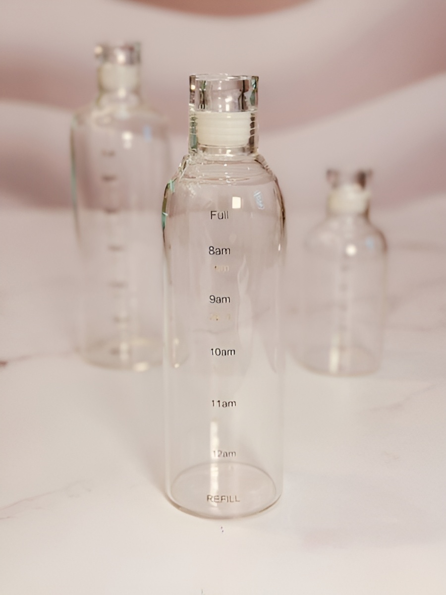 نمای نزدیک بطری پیرکس با میوه‌های اینفیوژ شده