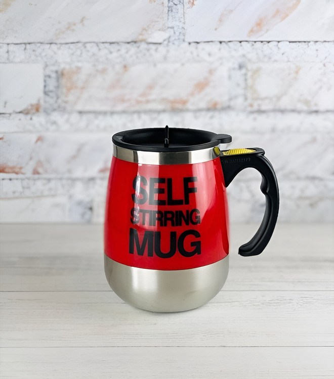 نمای نزدیک ماگ برقی در حال هم زدن نوشیدنی