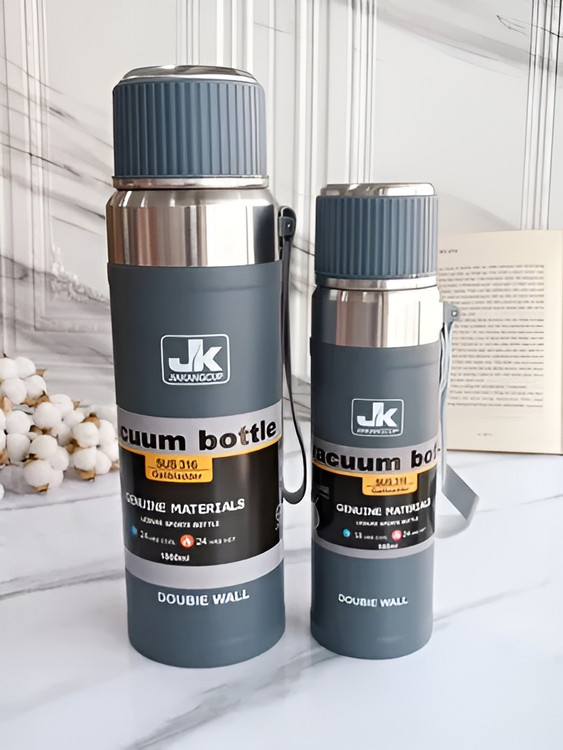 فلاسک چرمی بزرگ با بند شانهای