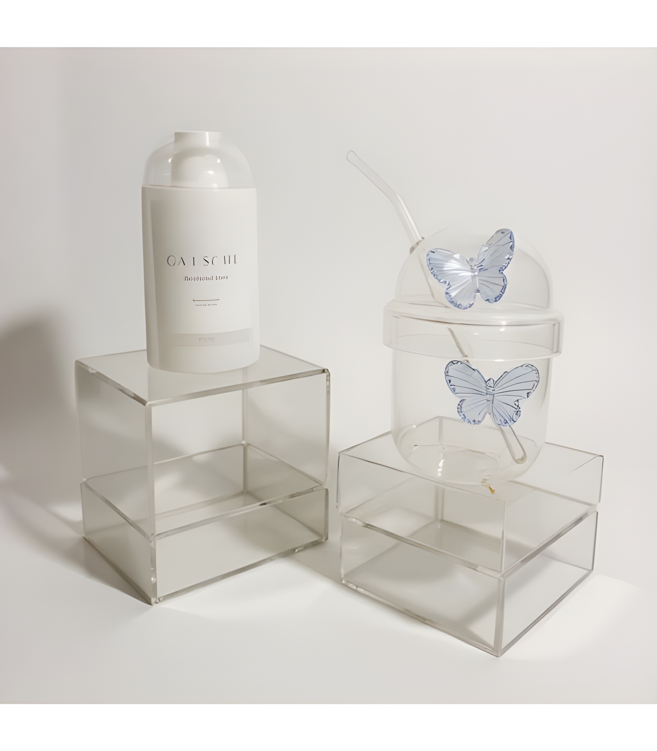 ماگ شیشه‌ای اسموتی با نی و طرح پروانه