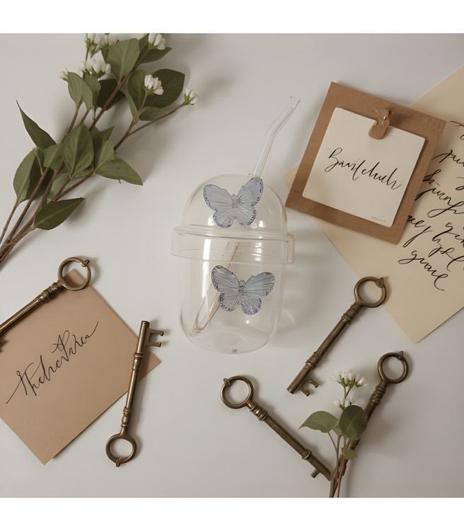 ماگ شیشهای با طرح پروانه و نی رنگی