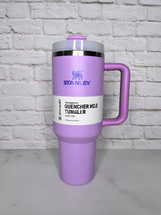 تامبلر بنفش استنلی با درپوش محکم و دسته ارگونومیک برای حمل آسان