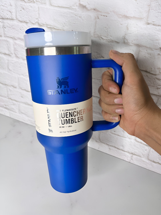 تامبلر استنلی ۴۰ اونس رنگ آبی تیره، مناسب استفاده روزانه و سفر
