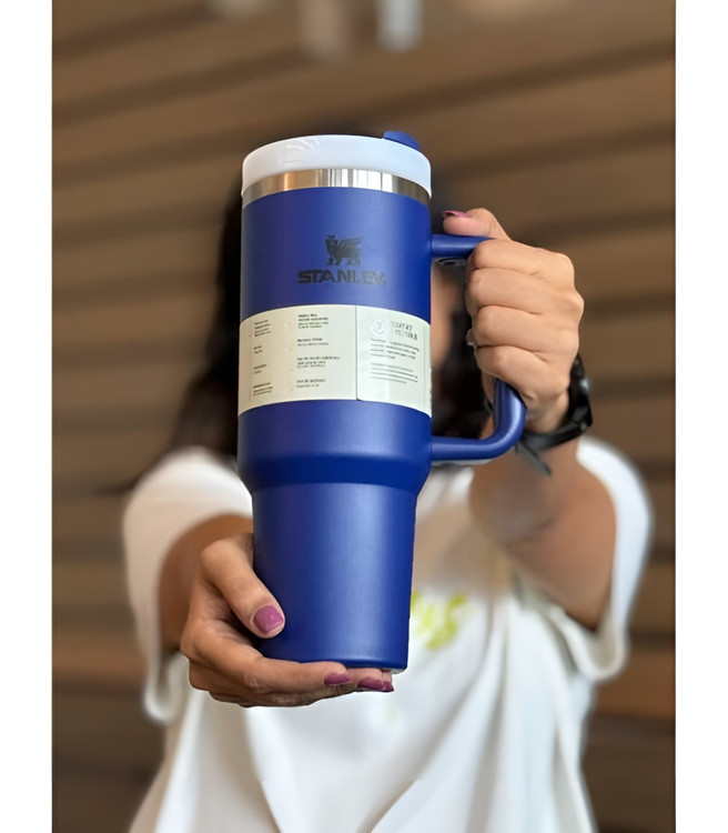 تامبلر آبی تیره استنلی با درپوش محکم و دسته ارگونومیک برای حمل راحت