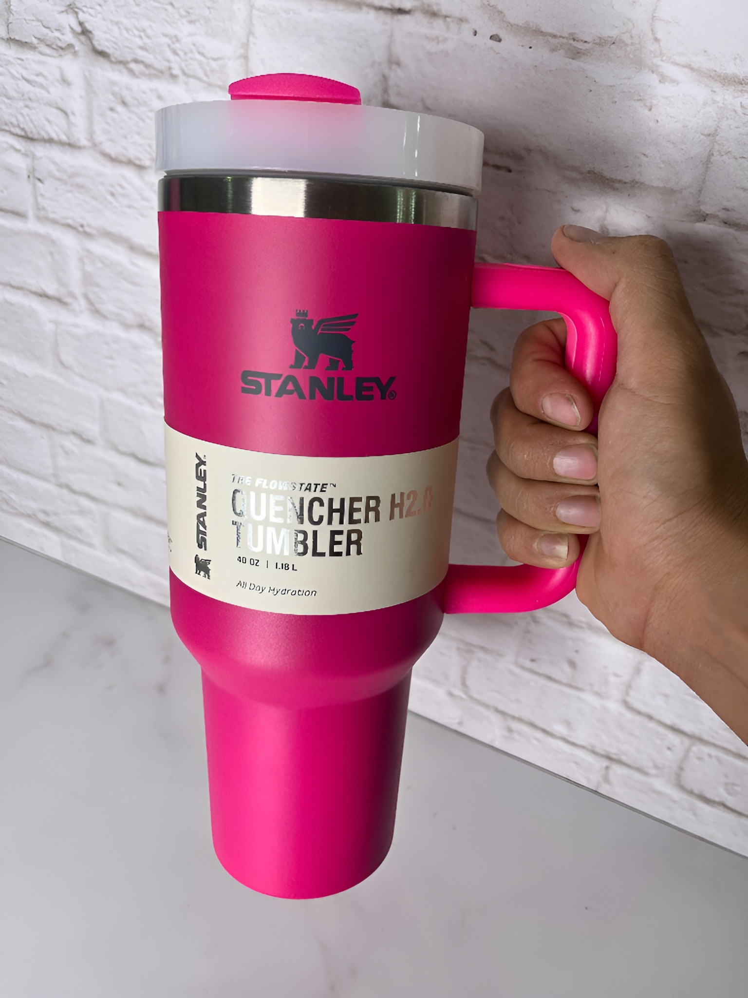 ماگ استنلی سرخابی برای نوشیدنی‌های گرم و سرد با طراحی شیک و مقاوم