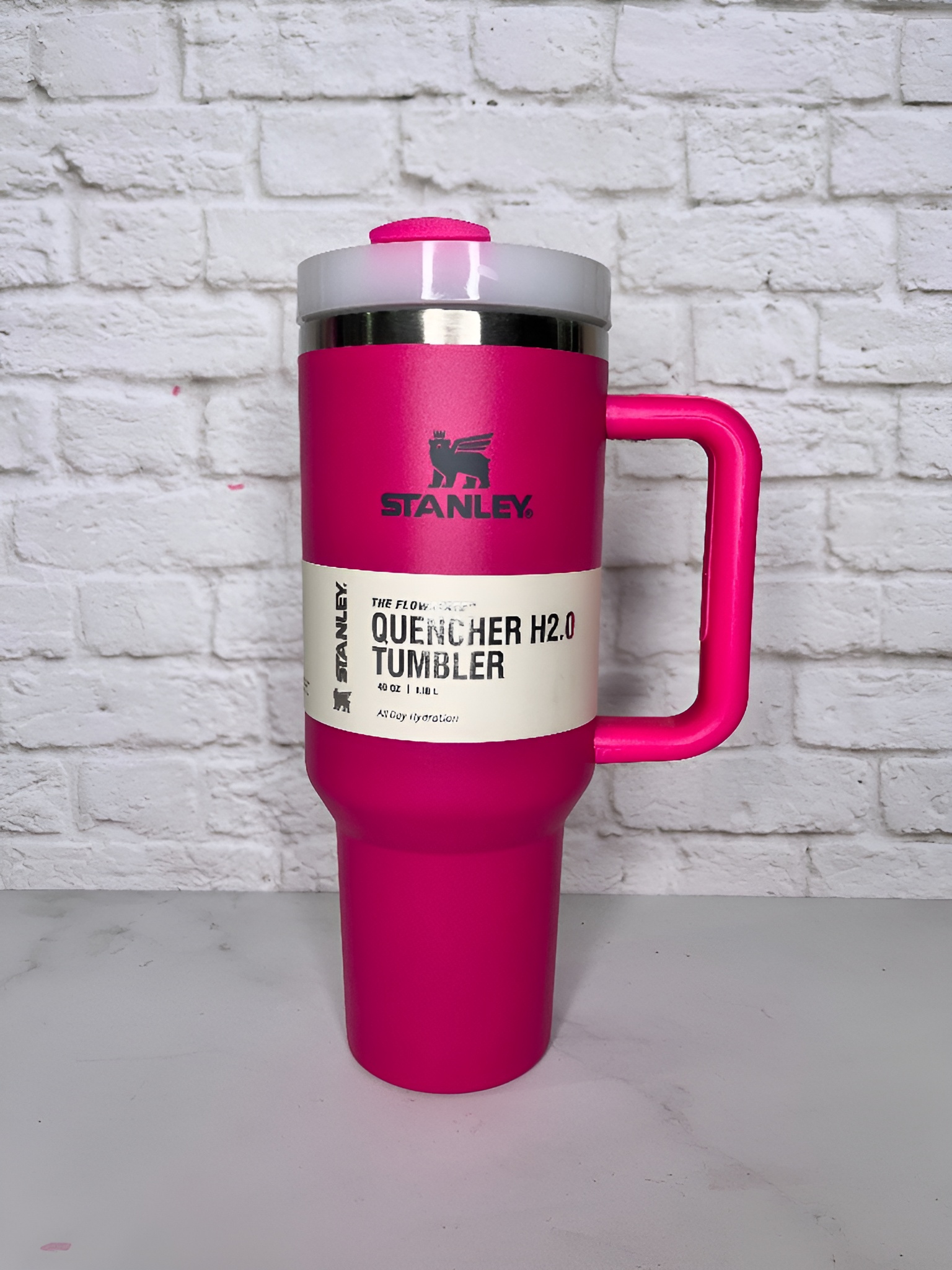 تامبلر سرخابی استنلی با درپوش محکم و دسته ارگونومیک برای حمل آسان