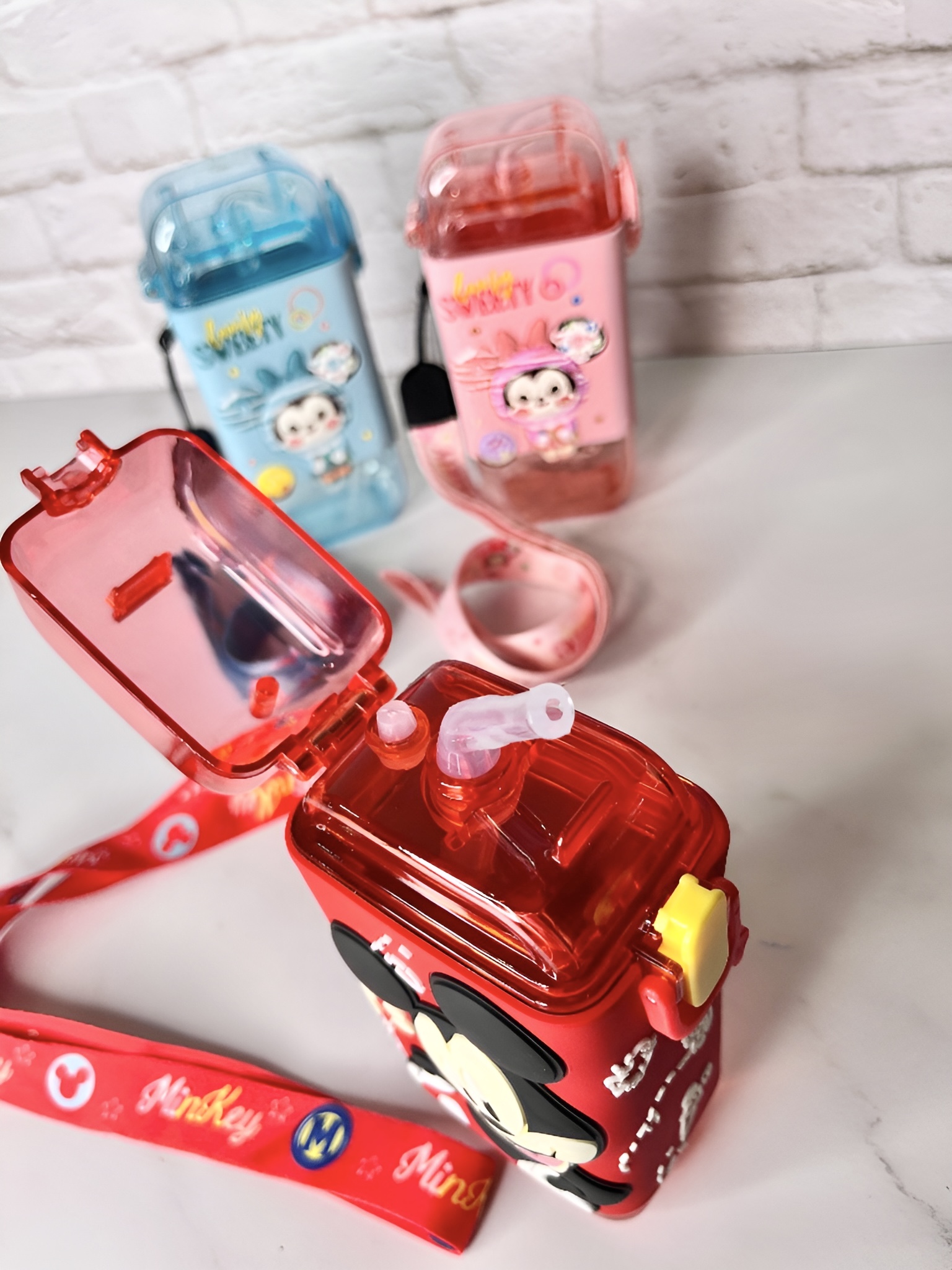 قمقمه کودک فانتزی با طراحی خاص و ظاهری شبیه کتاب