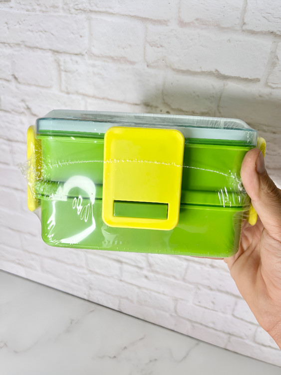 ظرف ناهار با فضای کافی برای غذا و همراه سس