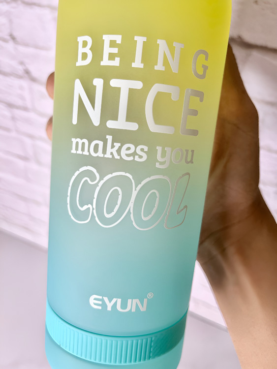بطری آب روزمره با نوشته انگیزشی Being Nice Makes You Cool