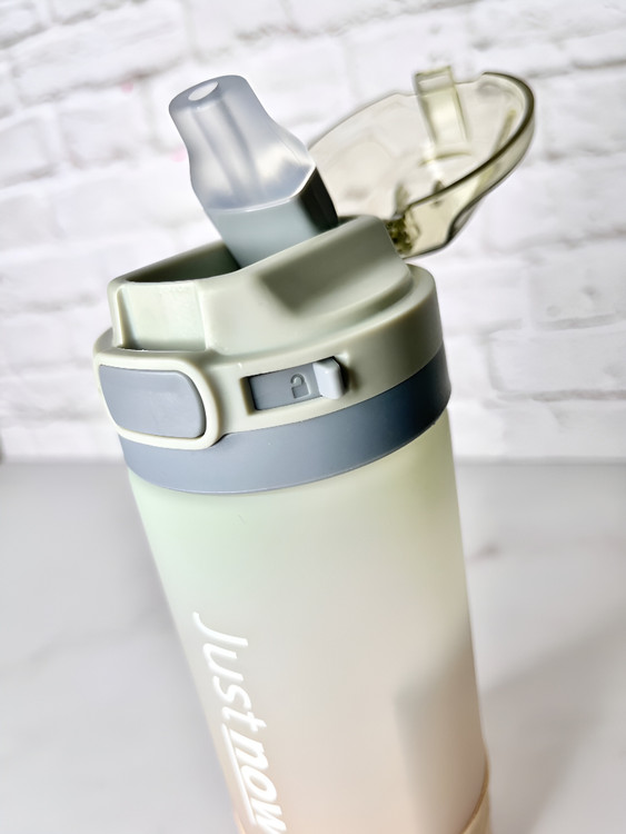 قمقمه ضدنشت با درب قفلدار و سبک طراحی مینیمال