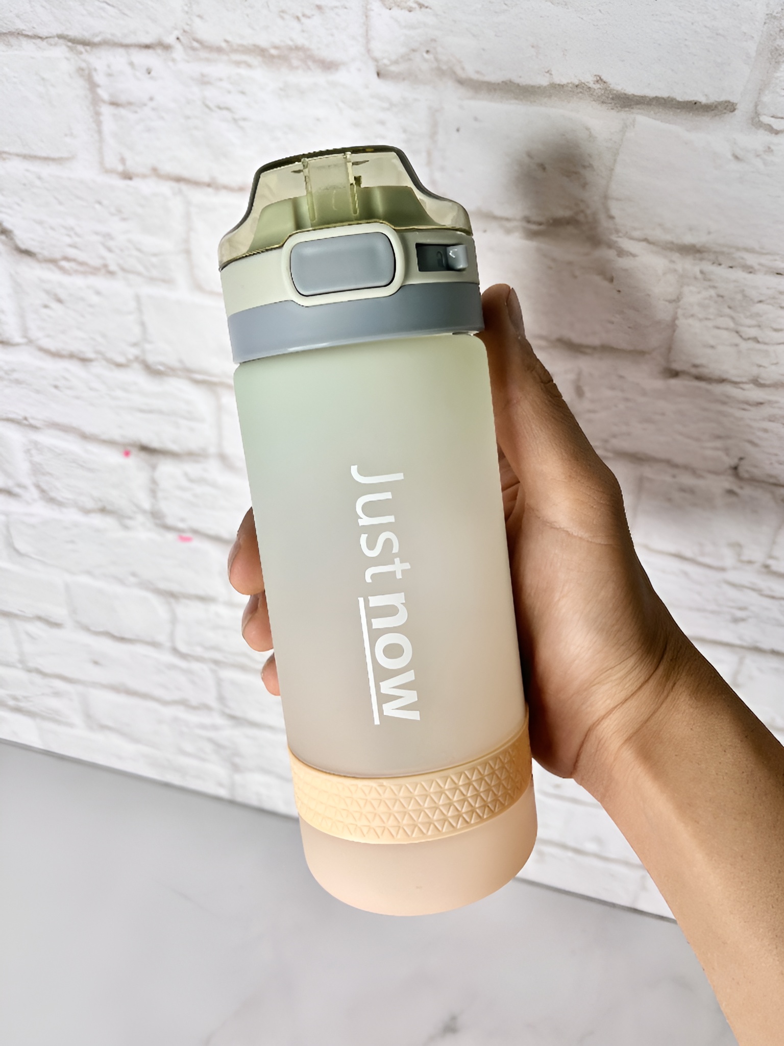 بطری آب ۵۳۰ میل با طراحی ارگونومیک و زیبا